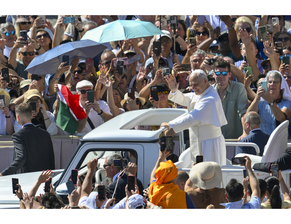 Sviene per il caldo durante l’udienza a S. Pietro, il Papa lo soccorre