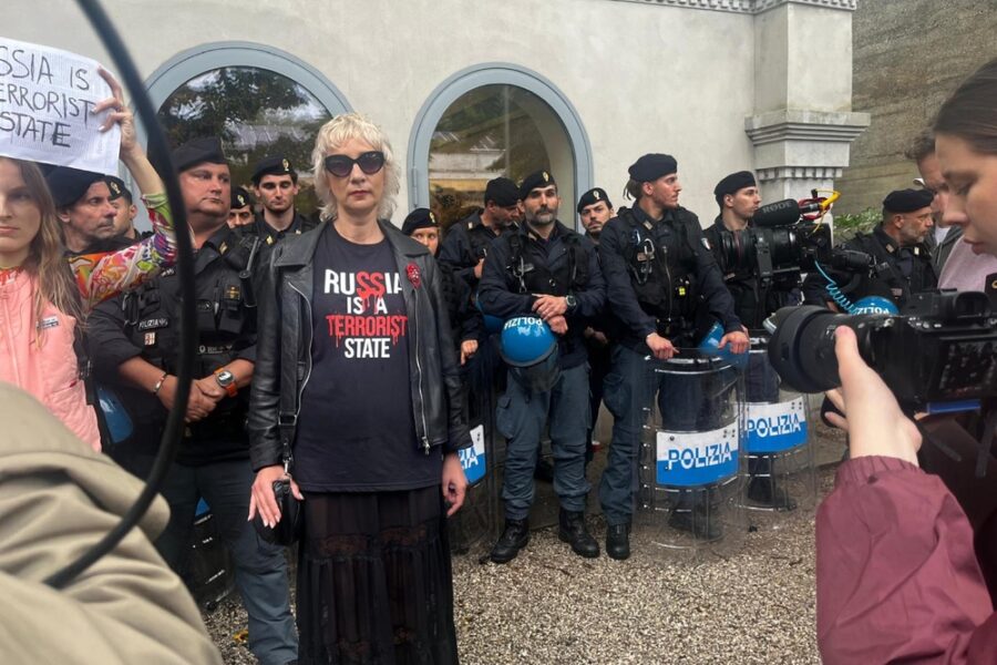 Manifestanti al grido di "Russia Stato terrorista"