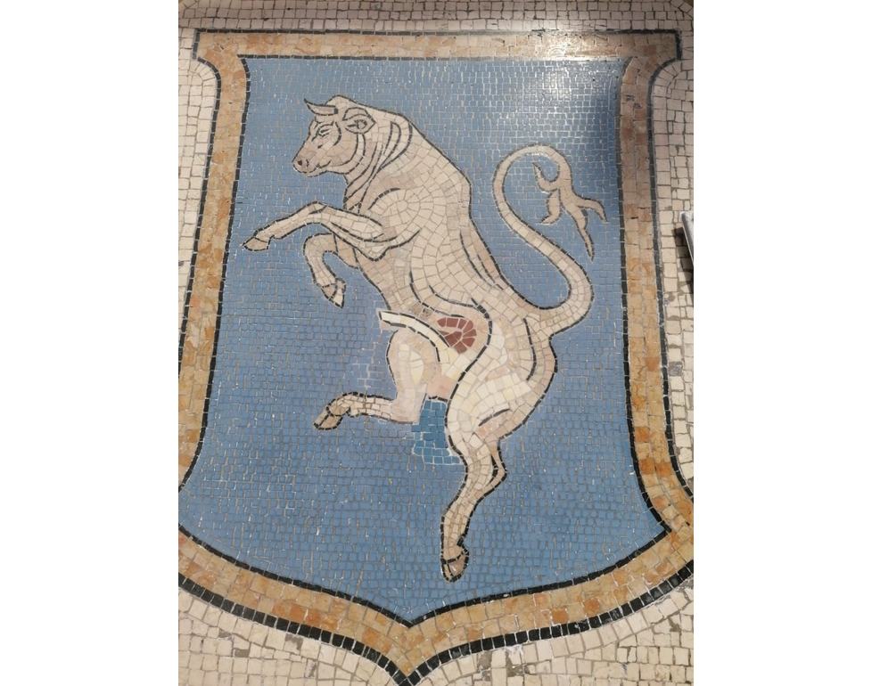 Terminato restauro del toro in Galleria a Milano con qualche polemica