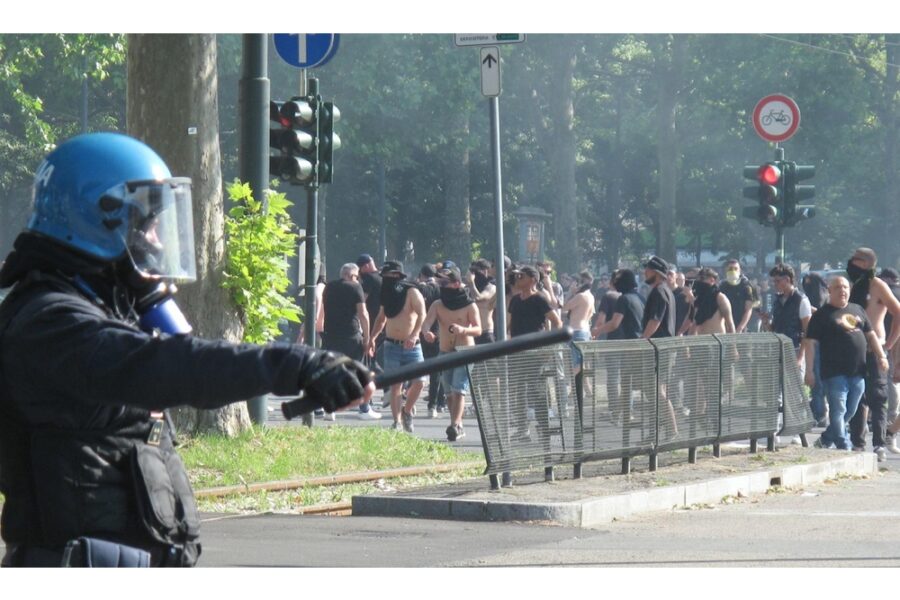 Nelle immagini il momento in cui l'uomo viene colpito da un oggetto