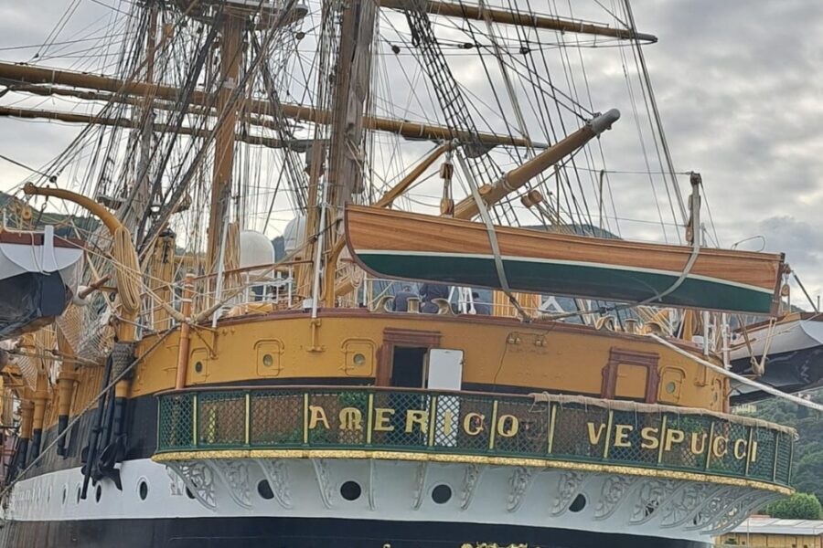 Il veliero lascia l'arsenale di La Spezia