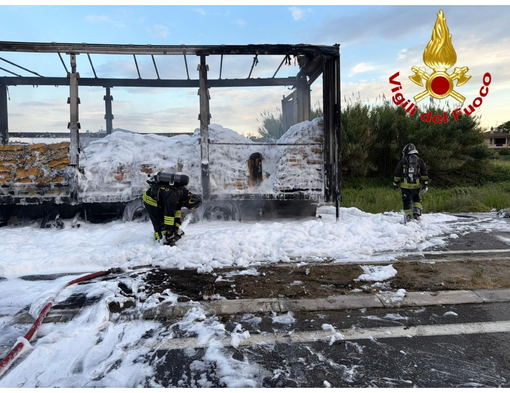 Tir con sostanza corrosiva a fuoco nel Lodigiano, strada provinciale chiusa