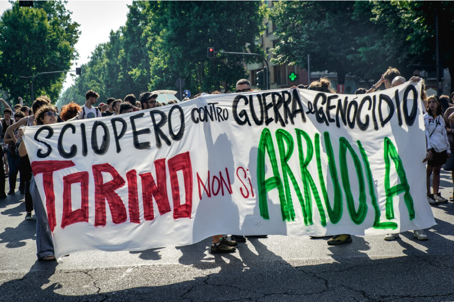 Una scritta sull'asfalto: "Torino non si arruola"