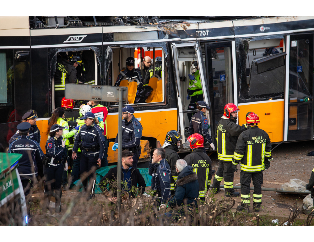 Tram deragliato a Milano, al via le operazioni sulla scatola nera
