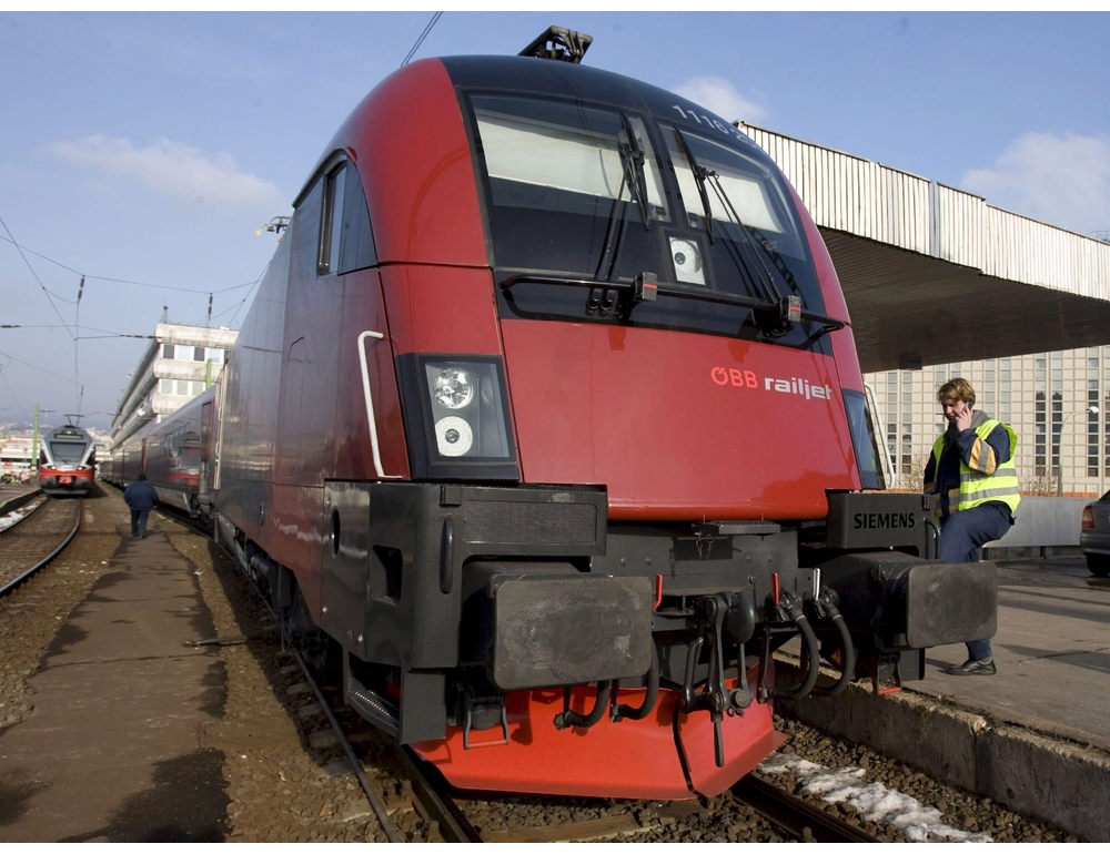 Trattore cade sulla linea del Brennero e viene investito da un treno