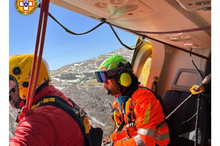 Corpi recuperati col verricello dall'elicottero della Protezione civile