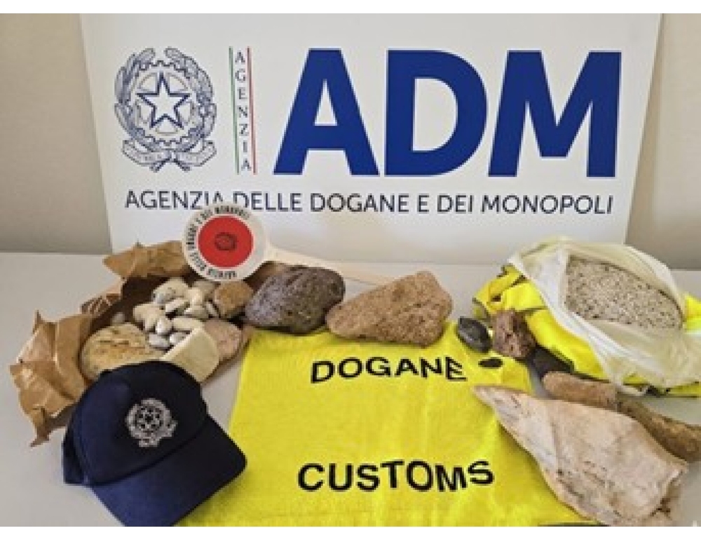 Turista francese fermata a Porto Torres con 40 kg di sabbia e conchiglie