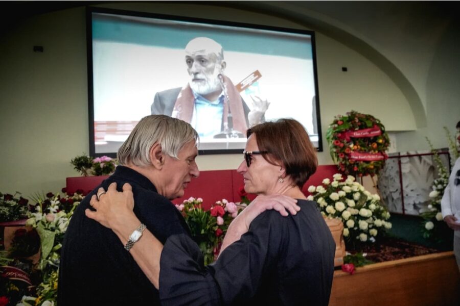 Tra le personalità don Ciotti