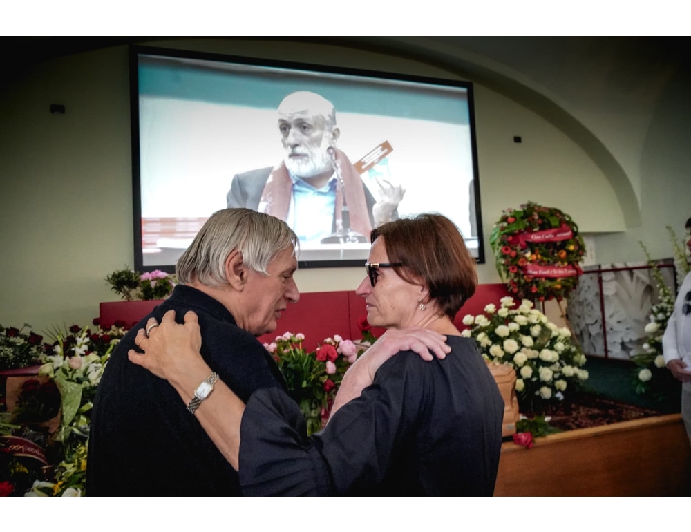Un lungo applauso per la bara di Petrini a Pollenzo