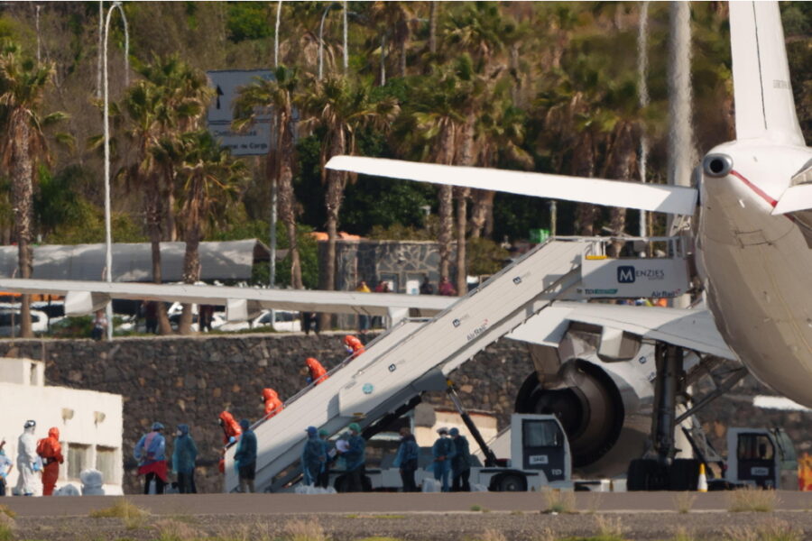 La donna aveva avuto sintomi anche in aereo. E' il primo caso in Francia