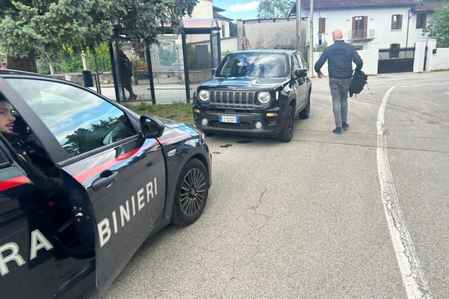 Una ventina di militari dell'Arma nell'abitazione dove si è tolto la vita