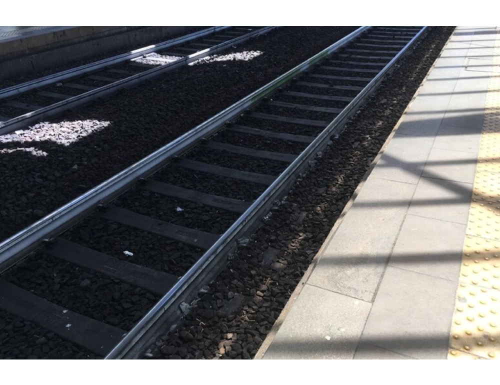 Uomo investito da treno muore nel pesarese, ritardi sulla linea fino a un’ora