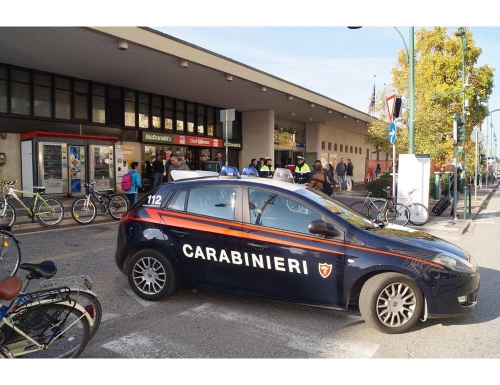 Violentata in casa a 17 anni, sospetti su un coinquilino