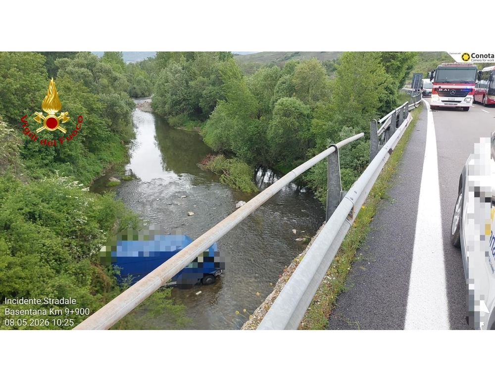 Vola dal ponte col furgone finendo nel fiume Basento, salvo il conducente