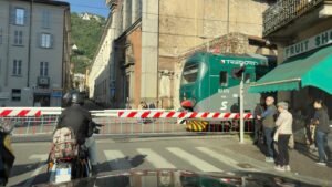 Attese infinite ai passaggi a livello e limiti di sopportazione superati: la rabbia degli automobilisti