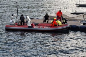 Giovane cade nel lago e si aggrappa a una boa: il salvataggio dei vigili del fuoco