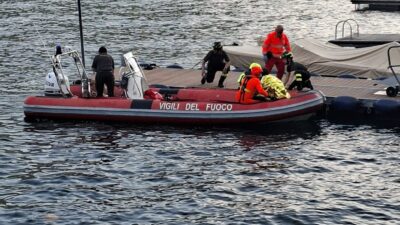 Giovane cade nel lago e si aggrappa a una boa di fortuna: il salvataggio dei vigili del fuoco