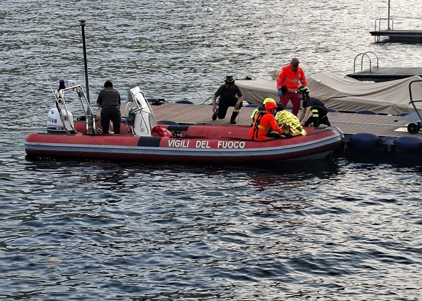 Giovane cade nel lago e si aggrappa a una boa di fortuna: il salvataggio dei vigili del fuoco