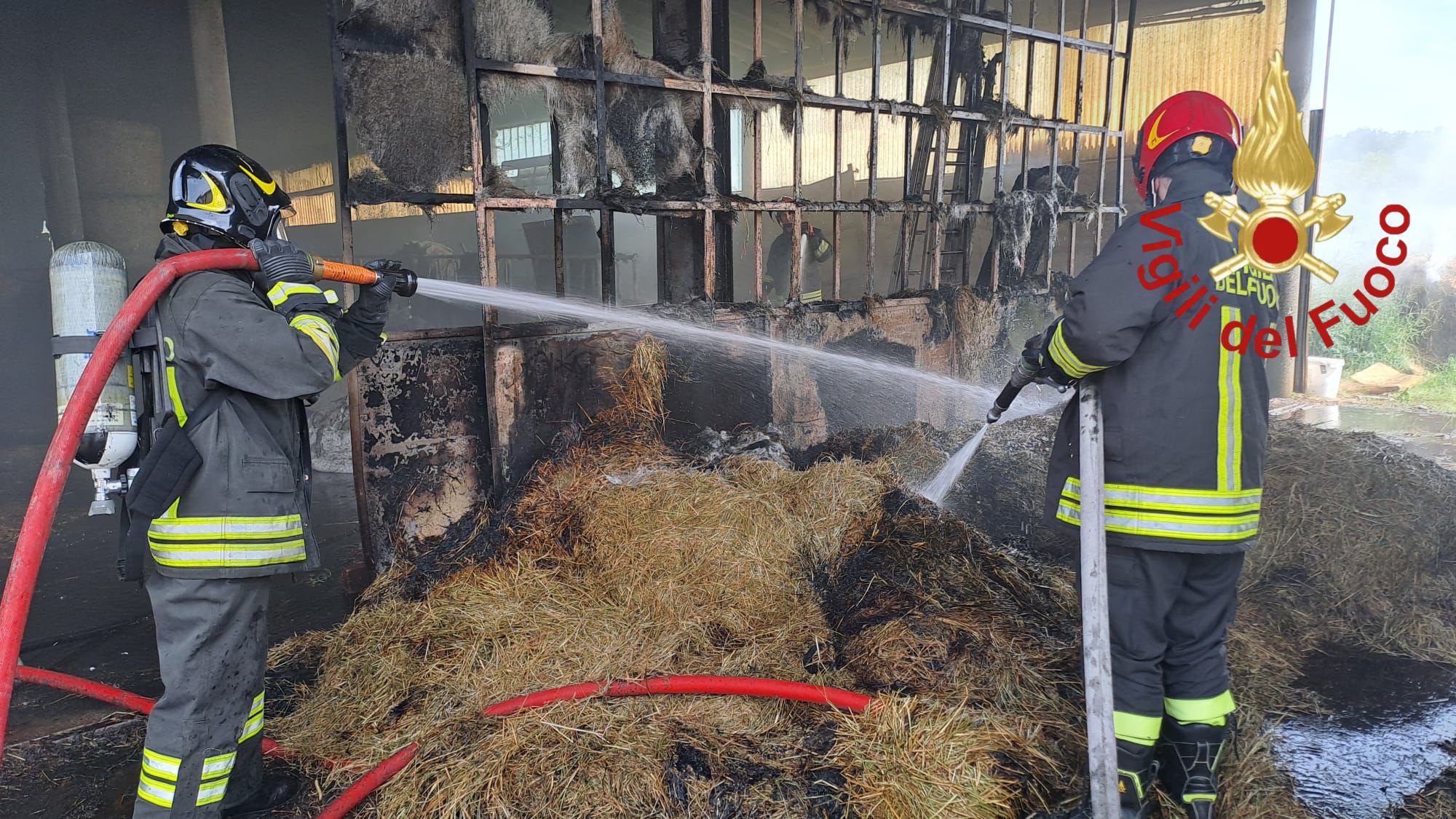 Fieno in fiamme in un cascinale ad Appiano Gentile, salvi gli animali