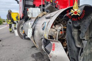 Mariano, auto contro camion: un ferito e intervento per svuotare in sicurezza il serbatoio del bilico
