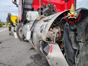 Mariano, auto contro camion: un ferito e intervento per svuotare in sicurezza il serbatoio del bilico