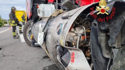 Mariano, auto contro camion: un ferito e intervento per svuotare in sicurezza il serbatoio del bilico
