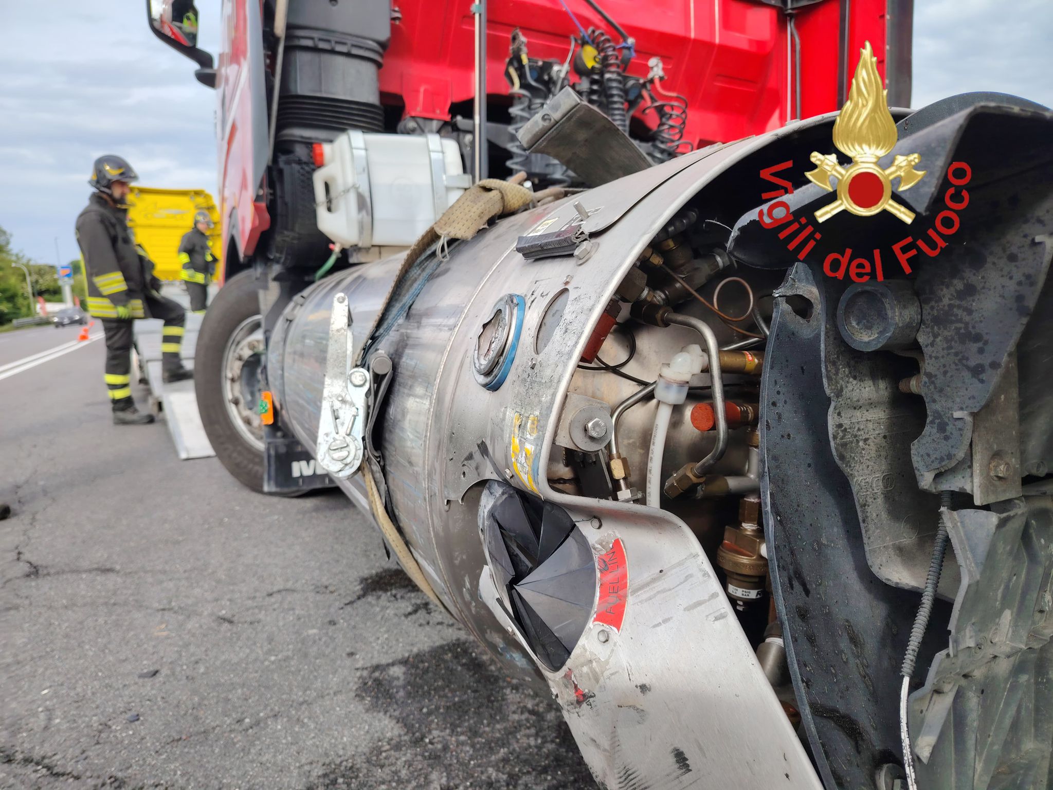 Mariano, auto contro camion: un ferito e intervento per svuotare in sicurezza il serbatoio del bilico