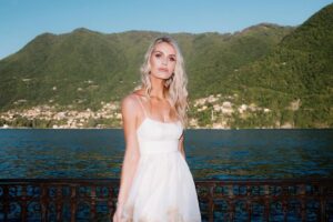 Un amore indissolubile, la bellezza di Lady Kitty Spencer  sul Lago di Como