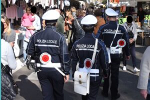 Occupazione abusiva, incuria del verde e rifiuti. Le multe della polizia locale