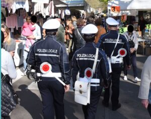 Occupazione abusiva, incuria del verde e rifiuti. Le multe della polizia locale