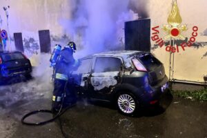 Turate, in una notte due interventi dei vigili del fuoco: auto in fiamme in via Fornace e incidente sulla A9