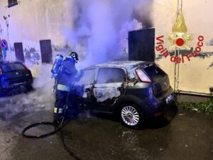 auto in fiamme via Fornace Turate