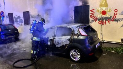 auto in fiamme via Fornace Turate
