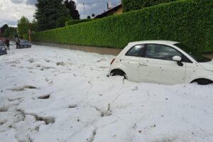 Grandine, allagamenti, tombini saltati. Disagi nel Comasco per il maltempo