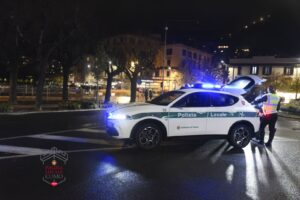 Ubriaca, fugge all’alt e poi picchia gli agenti che la bloccano. Arrestata 21enne comasca