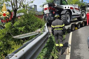 Camion della Croce Rossa fuori strada in bilico sopra le case a Como