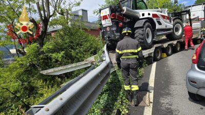 Camion della Croce Rossa fuori strada in bilico sopra le case a Como