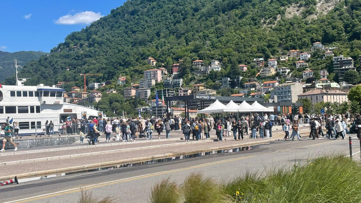 Como, lungolago nel caos: folla ai battelli e viabilità ridotta