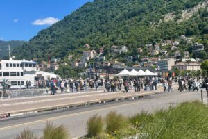 Como, lungolago nel caos: folla ai battelli e viabilità ridotta