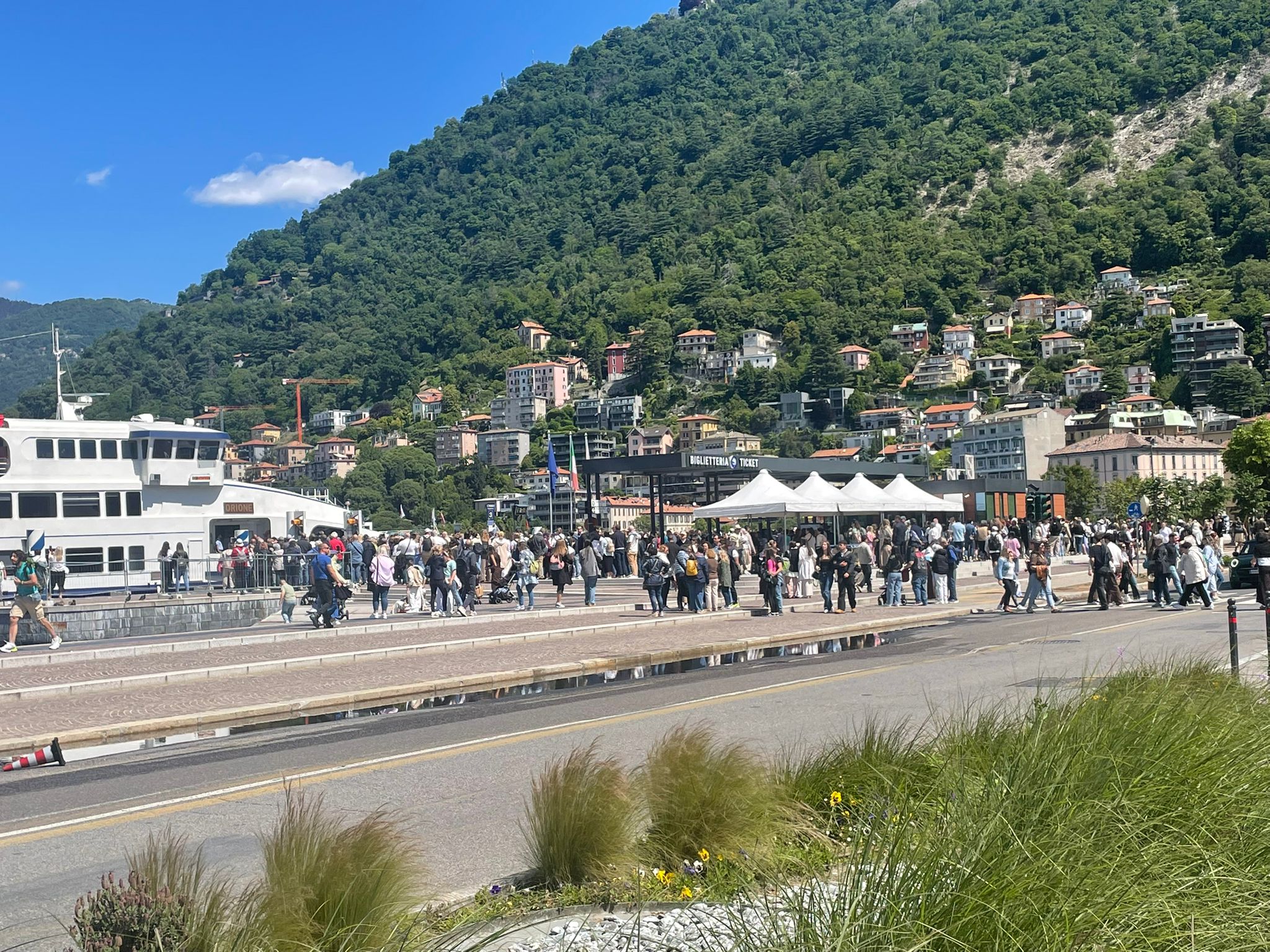 Como, lungolago nel caos: folla ai battelli e viabilità ridotta
