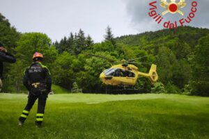 Cade sui monti durante la gita con la scuola, salvato 16enne
