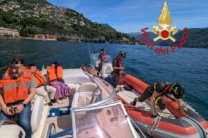 Barca a noleggio in avaria nel lago, intervento dei vigili del fuoco per salvare i turisti