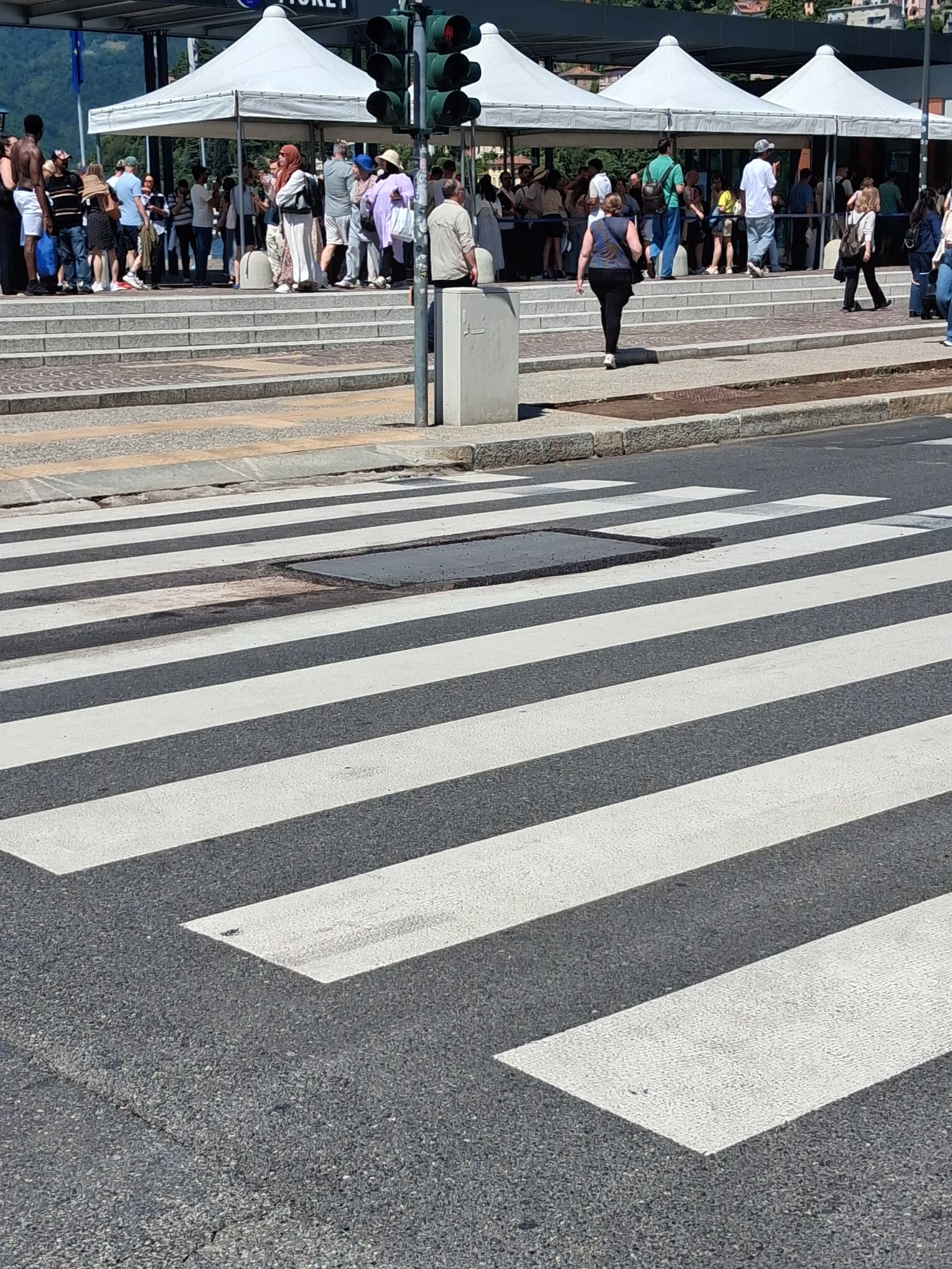 Voragine sul Lungolago di Como, martedì il sopralluogo della Regione per valutare il danno