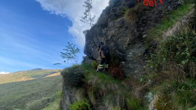 Garzeno, capre predate dai lupi. Una precipita in un dirupo e viene salvata dai vigili del fuoco