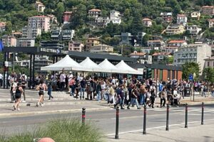 Domenica sul lago, ancora folla alla biglietteria della Navigazione