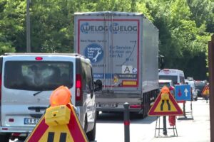 Il cantiere manda in tilt via Oltrecolle: un’ora da Albavilla a Como. “Situazione apocalittica”