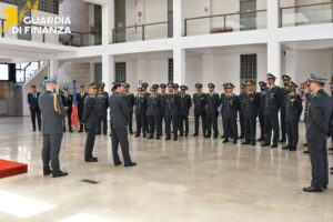 Guardia di Finanza, visita del comandante regionale al reparto aeronavale di Como