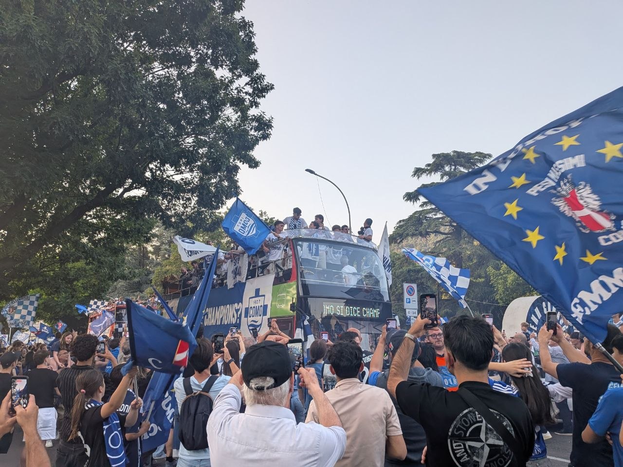 Como in Champions, la squadra in tour per i festeggiamenti in città