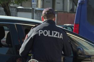 Prima la lite in auto, poi la droga trovata in casa: denunciate tre persone