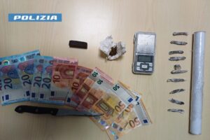 La polizia ferma l’auto per un controllo in via Paoli, a bordo hashish, soldi e coltello. Tre denunciati